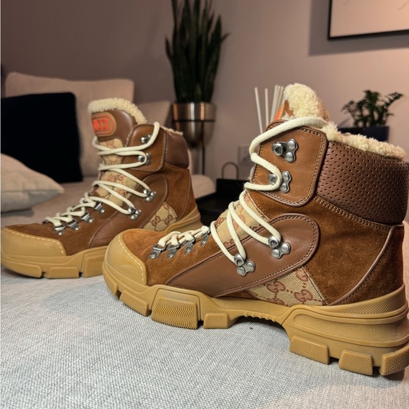 GUCCI winter hiking boot. suede and leather accents with shearling lining. - Picture 4 of 8